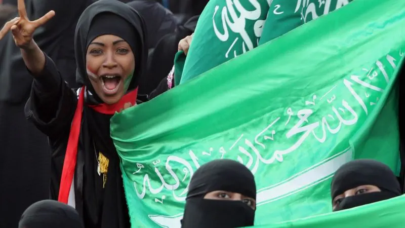 إقرار الرياضة السماح بدخول السيدات مدرجات الملاعب يفتح سجال المغردين