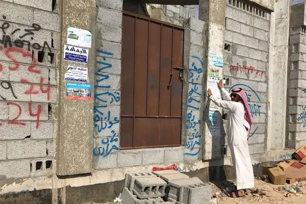 توجيه من ”البلديات“ لمعالجة انتشار الإعلانات بالأماكن العامة