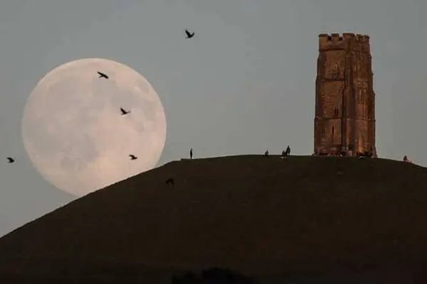 ”القمر الأزرق“ يُزيِّن سماء المملكة الخميس القادم