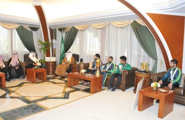 أمير الشرقية يستقبل مجلس إدارة نادي السلام بالعوامية