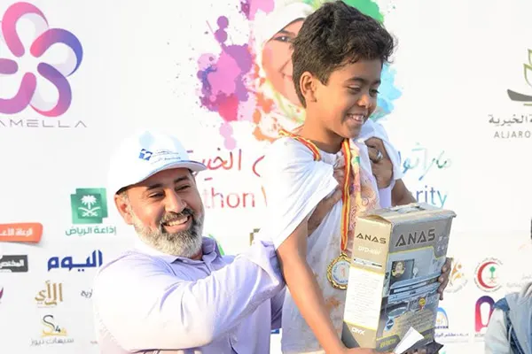 دموع الفرح تترجم سعادة الطفل الزاير بعد فوزه ب ”ماراثون الأطفال“