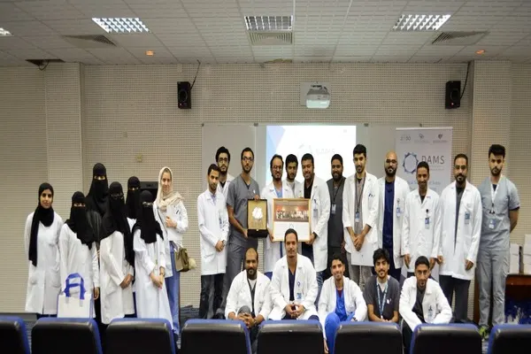 مدير «فهد الجامعي» يكرم 70 طالبا وطالبة في ملتقى الطب بالخبر