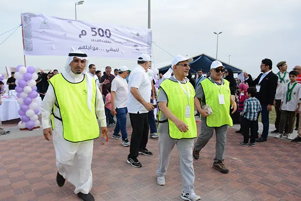بالصور.. 150 مهتماً بالصحة العامة يمشون من أجل مرضى السرطان