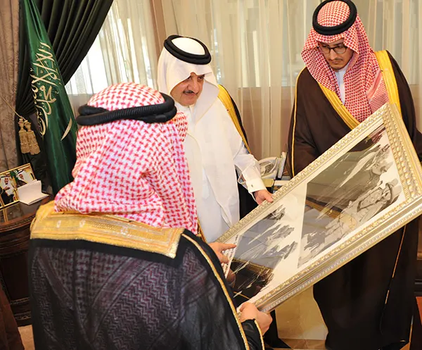 بالصور.. الأمير سعود بن نايف يستقبل وفداً من أهالي العوامية
