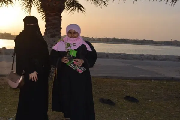 فريق تطوعي يوزع شتلات وبطاقات حمراء على مرتادي كورنيش القطيف