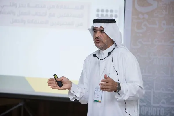مكتب العمل يستعرض مزايا وآلية وثيقة العمل الحر
