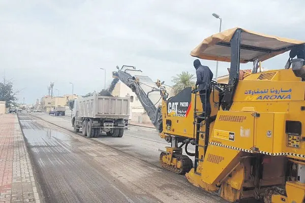بلدية القطيف تطور شارع الخيل في عنك