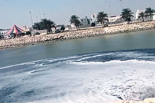 بعد حادثتين خلال عامين.. مياه سوداء تتمدد في واجهة القطيف