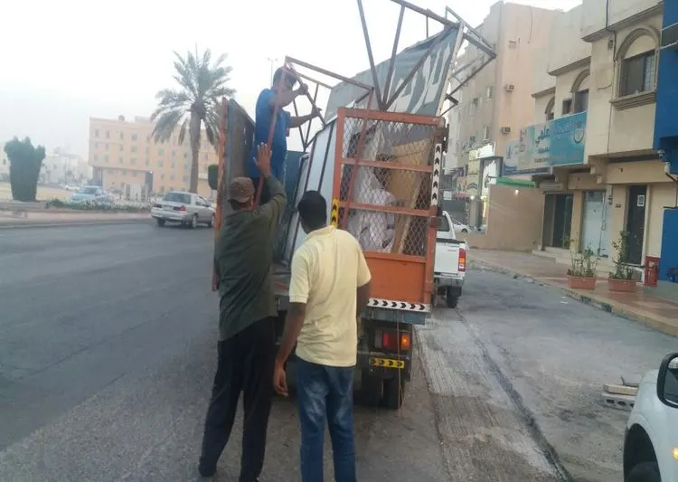 بلدية سيهات تُزيل 30 لوحة إعلانية مخالفة و25 سيارة تالفة