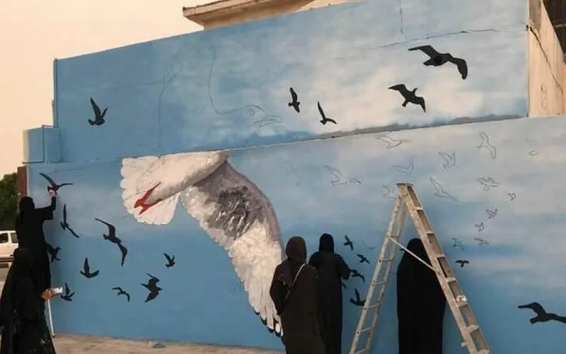 طائر النورس يحلق على جدارية «ديرتنا ملونة» بصفوى