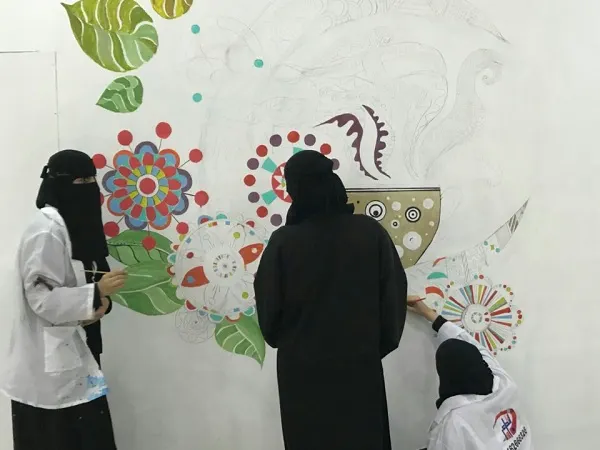 «جدارية فن المانديلا» تخطف أنظار زوار معرض الفنون بالأحساء