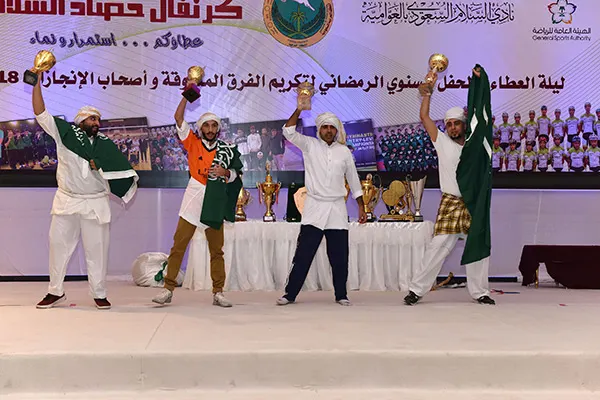 بالصور.. حفل تكريم الفرق الرياضية المنجزة في العوامية يجمع 500 ألف ريال