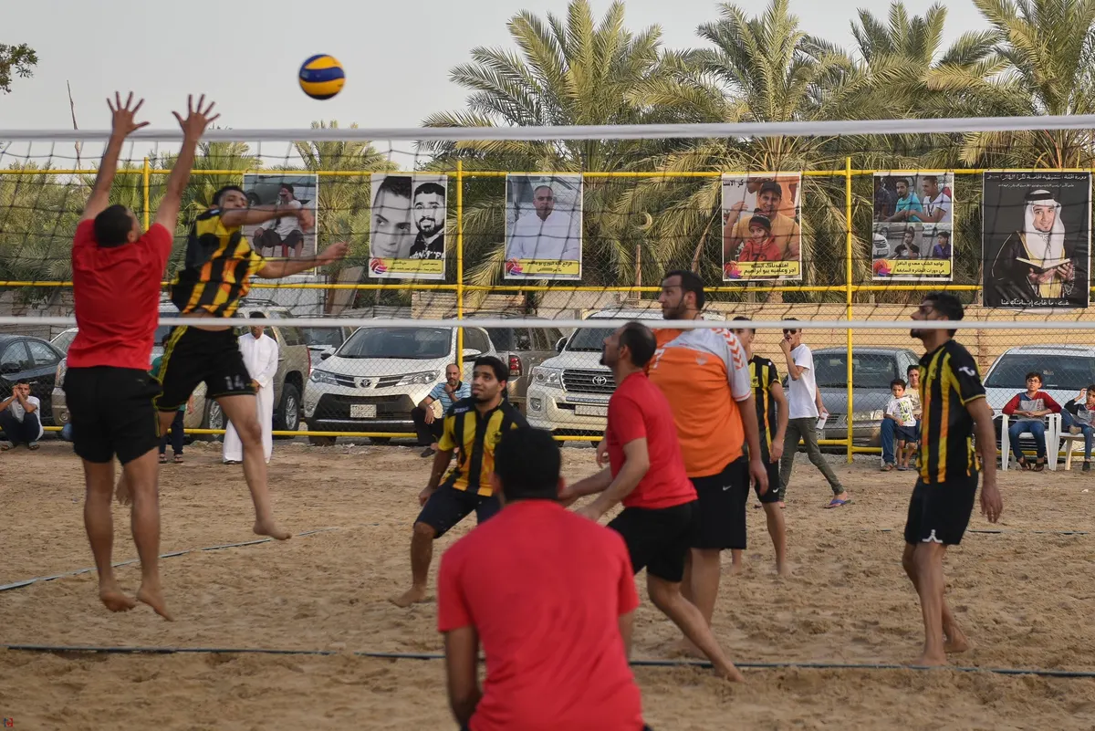 بالصور.. دورات ”كرة الطائرة“ تستقطب الشباب في رمضان