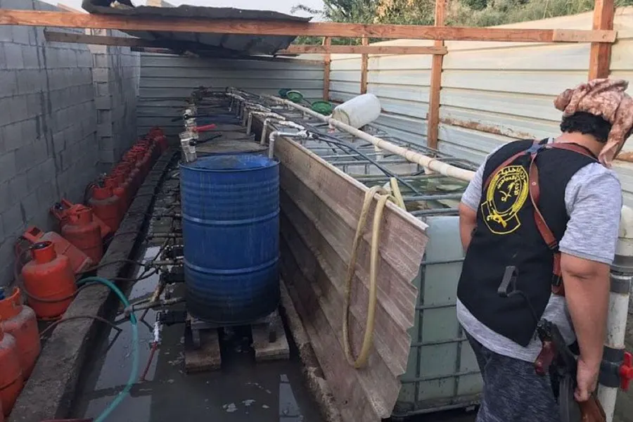 بالصور.. القبض على 4 مقيمين يصنعون الخمور في مزرعة بالقطيف
