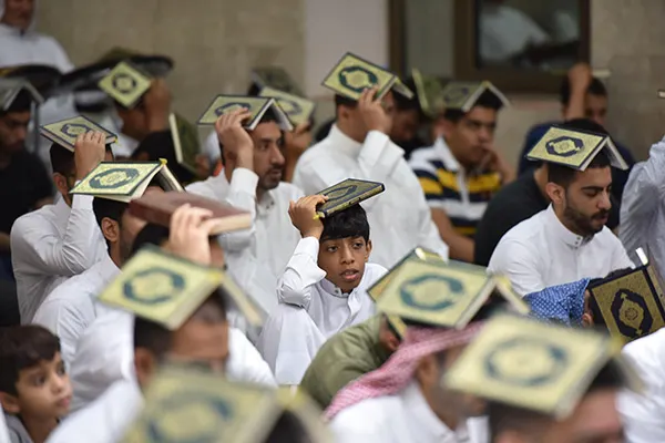 القطيف.. الآلاف يحيون ليلة القدر المباركة بالتهجد والدعاء «شاهد الصور»