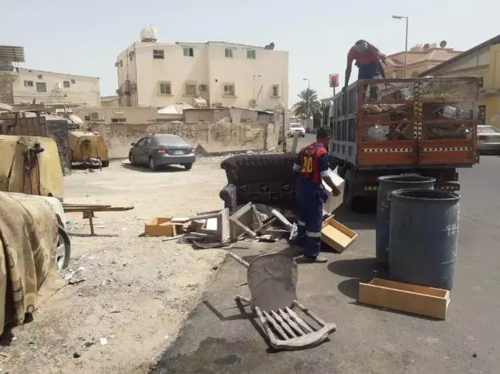 بلدية عنك تُزيل لوحات إعلانية مخالفة وأنقاض مجهولة