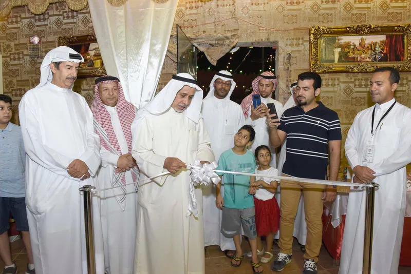63 فنانًا يشاركون افتتاح ”أبيض وأسود“ في القطيف