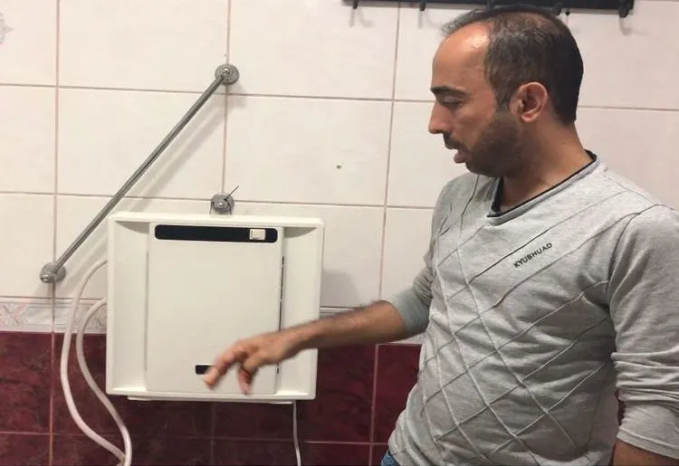 شاب يبتكر جهاز لتبريد مياه الاستحمام ويأمل بتمويله