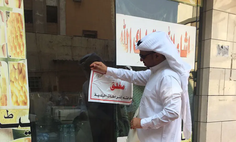 بلدية سيهات تحاصر المخالفين.. إغلاق سوق غير نظامي وإنذار 7 محلات
