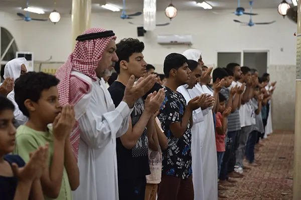 بالصور.. مساجد القطيف تستقبل حشود المصلين لأداء صلاة الآيات
