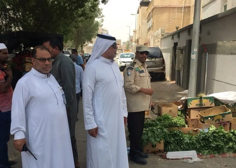 حملة لضبط الباعة الجائلين بتاروت تصادر 500 كرتوناً من المواد الغذائية المخالفة