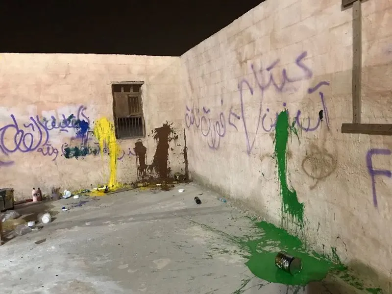 جداريات «ديرتنا ملونة» بالقطيف تتعرض للتخريب.. والبلدية: سلوك غير حضاري