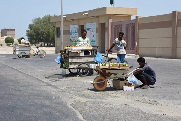 نصيحة للمسافرين: لا تجعلوا بطونكم مكبًا لنفايات الباعة المتجولين