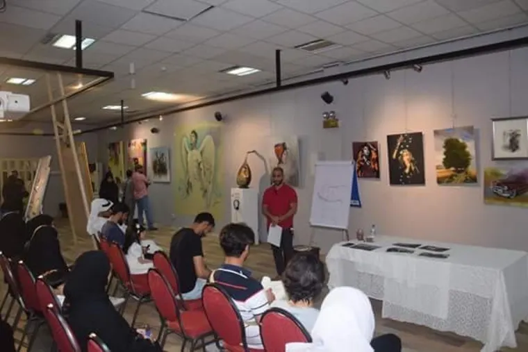 فنانو معرض «فن يحكى» يقدّمون الورش ويشاركون بالرسم الحي أمام الجمهور