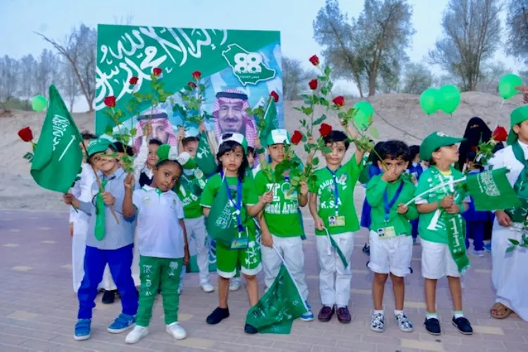بالصور.. أطفال العمران يستقبلون اليوم الوطني بالورود والأعلام
