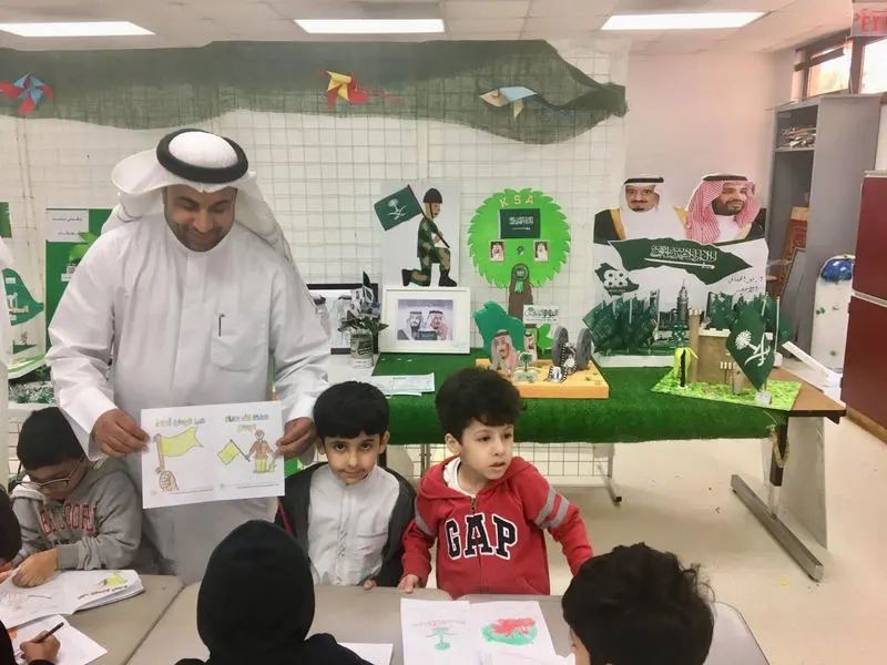 معلم يلون اليوم الوطني بـ ”كلنا فداك“ في ابتدائية بالدمام