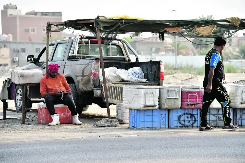 عمالة جائلة تبيع السمك بطرق بدائية في شوارع القطيف