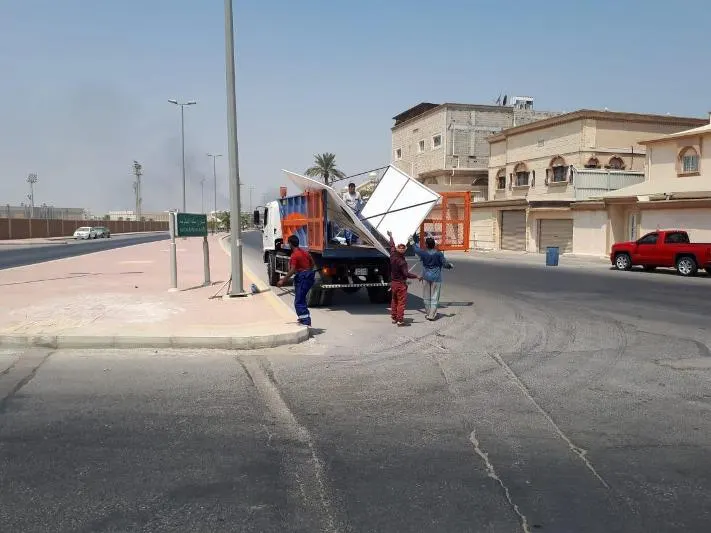 بلدية القطيف تزيل 57 لوحة مخالفة وأنقاض في عنك