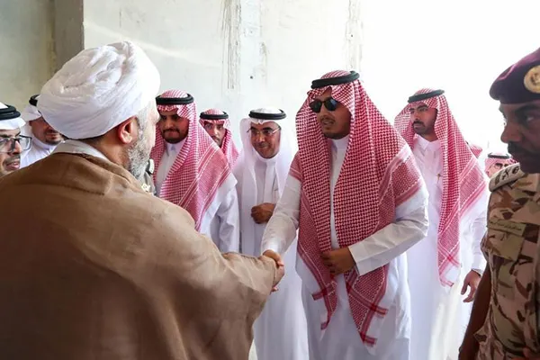 بالصور.. نائب أمير الشرقية يتفقد مشروع ”وسط العوامية“