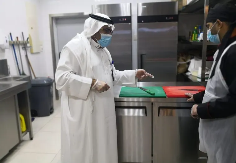بلدية صفوى تزور 1800 منشأة وتفرض 30 ألف ريال غرامات