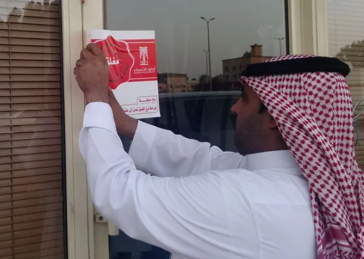 بلدية العمران تغلق 7 منافذ وتصادر لحوم فاسدة وزيوت محروقة