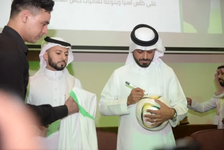 بالصور.. تكريم المدرب الوطني ”العطوي“ بعد تحقيق لقب كأس آسيا