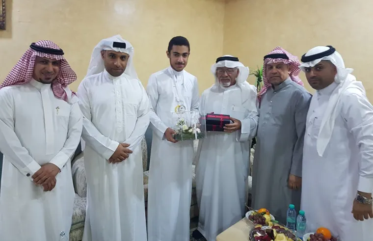 الحاج الكبيش يكرم الطالب المهنا ويشيد بإنجازه الوطني