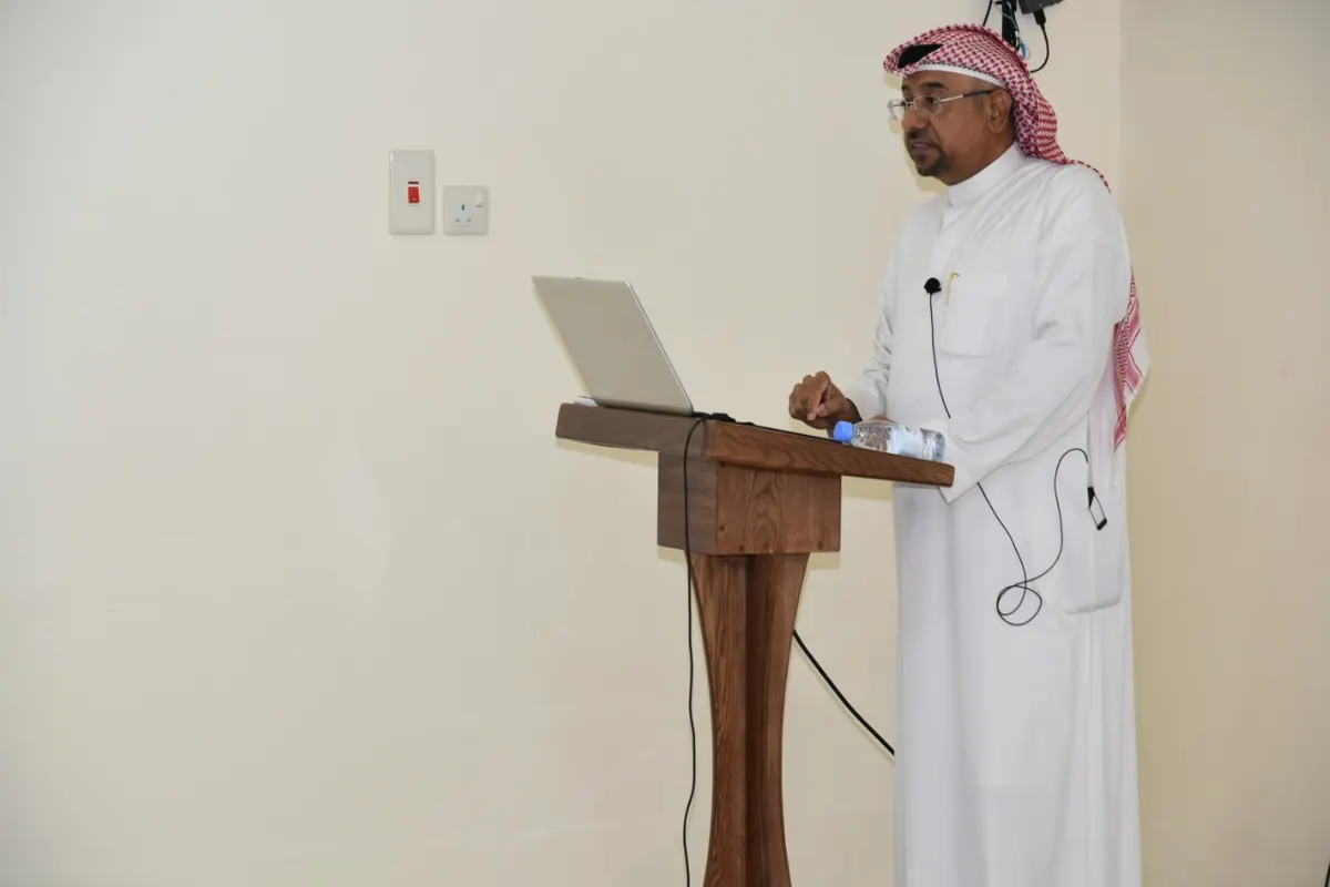 مدرب أسري يرجع انحراف المعايير والقيم الاجتماعية إلى الانترنت