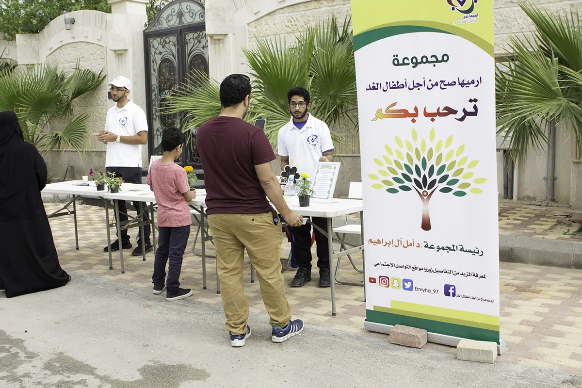 ”بلدي القطيف“ يزرع 1000 شتلة في حملة تشجير شاطئ تاروت