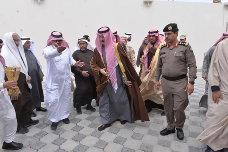 بالصور.. محافظ الأحساء يقدم واجب العزاء لأسر شهداء الواجب