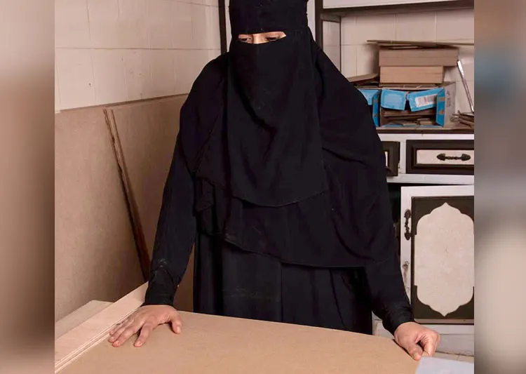 سيدتان تتحديان الخطر وتنافسان الرجال في مهنة ”النجارة“