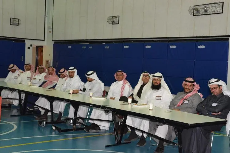 تعليم القطيف يناقش الأداء الوظيفي للمعلمين ونقل الطلاب بالحافلات