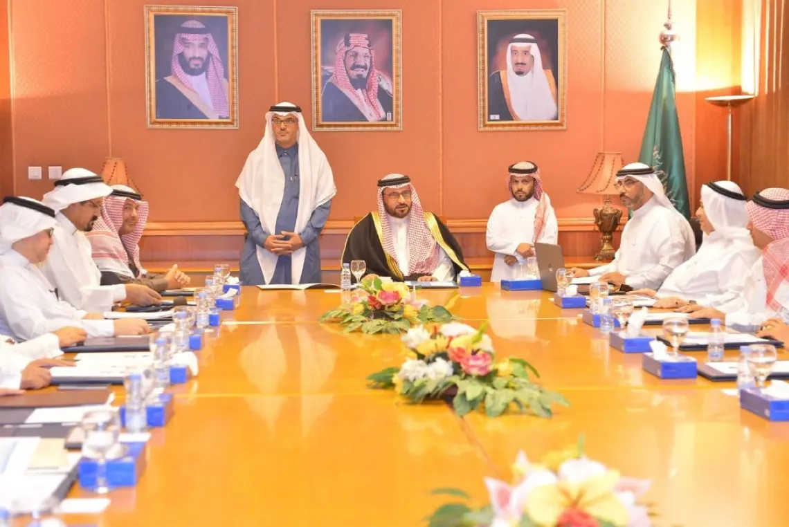 أهالي العوامية يستعرضون احتياجات البلدة أمام محافظ القطيف