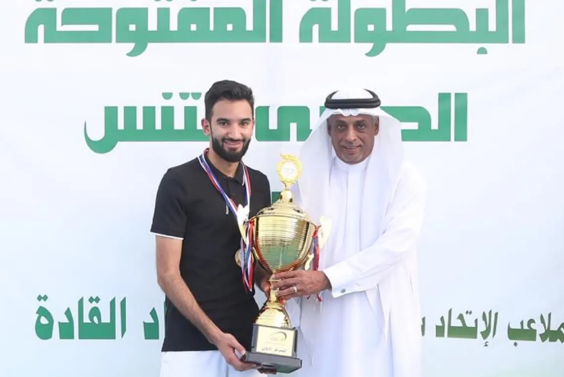 الفرج يحقق كأس البطولة المفتوحة الكبرى للتنس بالرياض