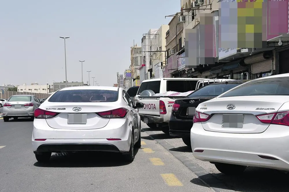 «الوقوف الازدواجي».. ظاهرة سلبية تنذر بوقوع الحوادث على الطرق