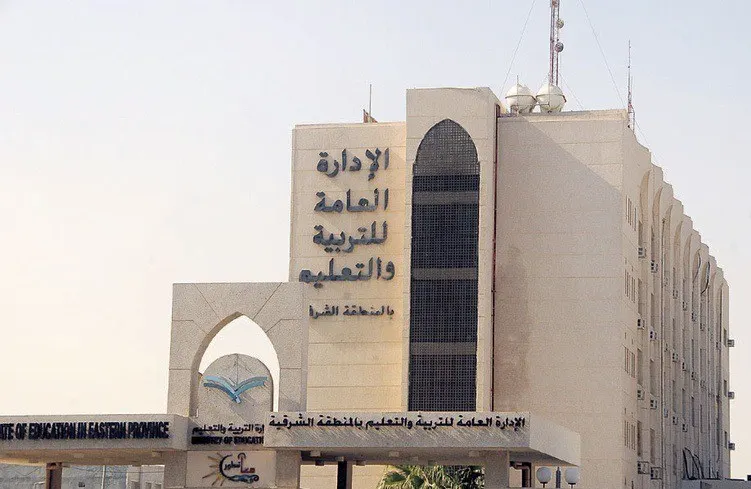 شاهد.. في أول يوم دراسي.. معلم حضّر درسه وفارق الحياة