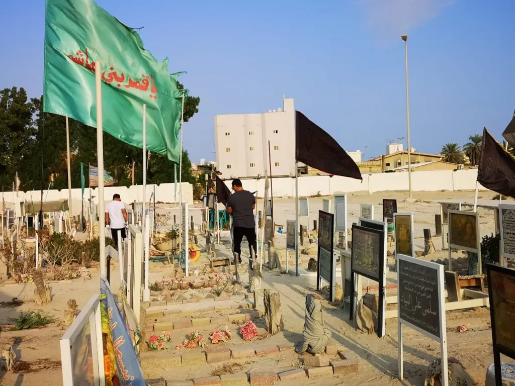 أم الحمام.. مهلة 10 أيام لإزالة الصناديق والرايات من المقبرة