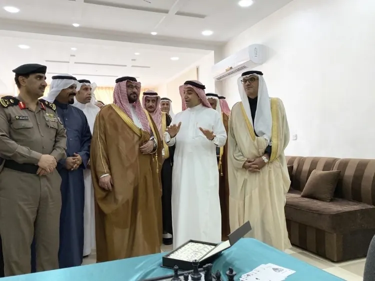 محافظ القطيف يزور مقر نادي السلام بالعوامية ويشيد بإنجازاته