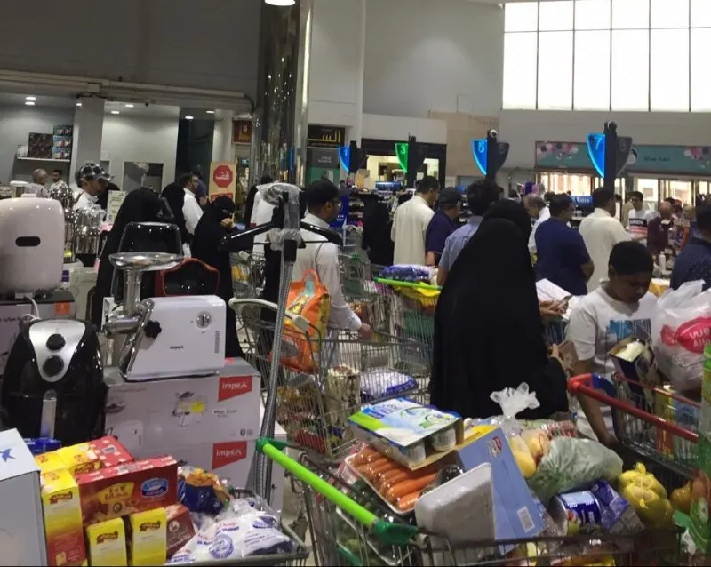 حظر 15 نشاطًا في محلات البقالة.. واشتراطات جديدة لبيع اللحوم والتبغ بالتموينات والأسواق المركزية