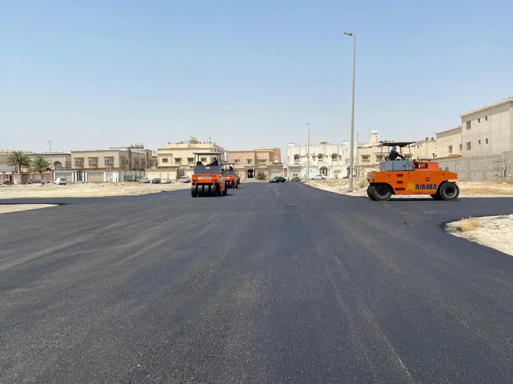 ما علاقة نوع التربة والمناخ بسماكة رصف الطرق في المملكة؟